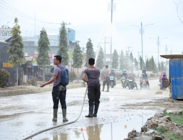Polri Bantu Kuras Air Yang Merendam Kompi Senapan A Yonif 111 / Karma Bakti, Aceh Tamiang